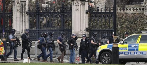 Londra, attacco al Parlamento: 5 morti e l'Isis rivendica - leggo.it Londra, attacco al Parlamento: 5 morti e l'Isis rivendica - leggo.it