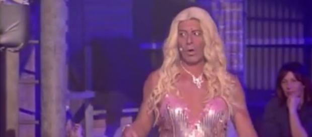 Luca Laurenti travestito da Valeria Marini Luca Laurenti travestito da Valeria Marini