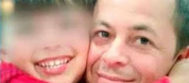 Menino oferece seu cofrinho de dinheiro em troca da vida do pai Menino oferece seu cofrinho de dinheiro em troca da vida do pai