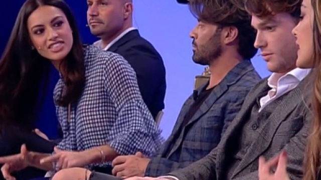 Le nuove troniste a confronto in puntata.