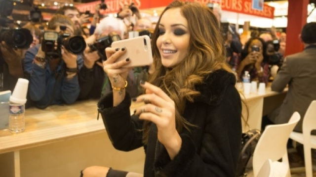 Nabilla et Thomas Vergara créent l'émeute au Salon du livre - purepeople.com