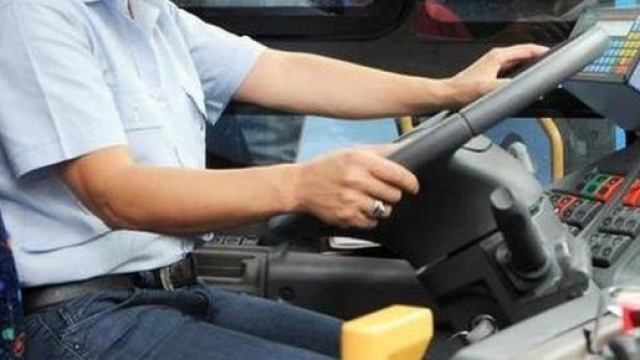 Un autista del pullman a lavoro