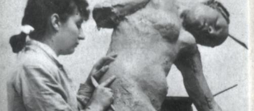 Camille Claudel working in her studio in 1887 FAIR USE theartloft.com Creative Commons