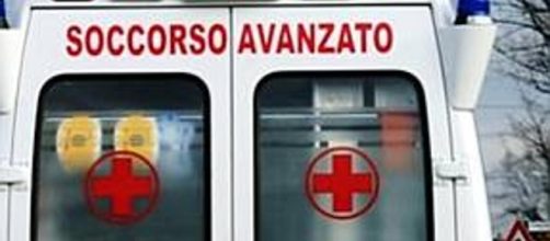 Fermano ambulanza che trasporta uomo in condizioni critiche