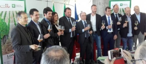 Padiglione Lombardia al Vinitaly 2017 - Ass.re Gianni Fava con i premiati quali Ambasciatori del Vino nel Mondo