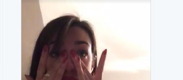 Adara llora desconsolada en Periscope. Adara llora desconsolada en Periscope.