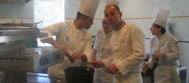 Aux fourneaux pour l'évènement, le grand chef Davy Tissot, adjoint de Paul Bocuse, découvert, voici de nombreuses années, par le "Gault & Millau" Aux fourneaux pour l'évènement, le grand chef Davy Tissot, adjoint de Paul Bocuse, découvert, voici de nombreuses années, par le "Gault & Millau"