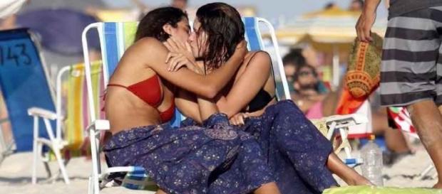 Bruna Lindzmeyer e sua namorada foram fotografadas se beijando na Praia de Resende Bruna Lindzmeyer e sua namorada foram fotografadas se beijando na Praia de Resende