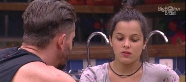 Emilly chama atenção de Marcos e Ilmar Emilly chama atenção de Marcos e Ilmar
