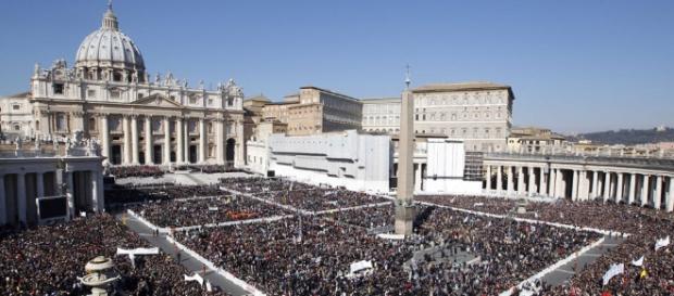 Foto de la plaza del Vaticano llena Foto de la plaza del Vaticano llena