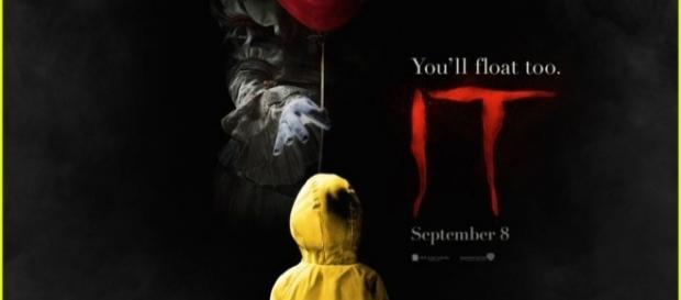 Il poster ufficiale di IT il pagliaccio assassino, nei cinema a Settembre. (Credits: Just Jared) Il poster ufficiale di IT il pagliaccio assassino, nei cinema a Settembre. (Credits: Just Jared)