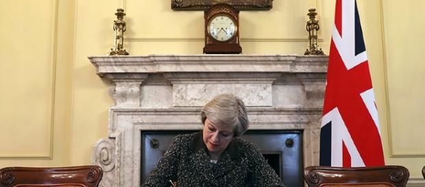 La premier britannica Theresa May firma la richiesta ufficiale di lasciare l'Ue. La premier britannica Theresa May firma la richiesta ufficiale di lasciare l'Ue.