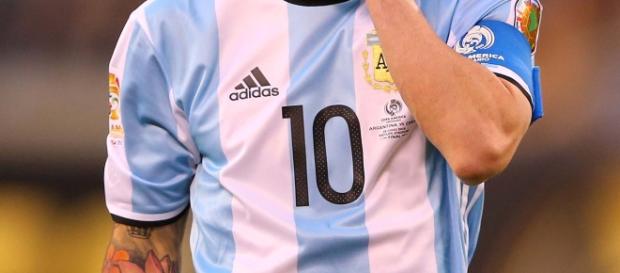 Lionel Messi se va suspendido cuatro partidos por insultar al arbitro asistente (Vía AFP) Lionel Messi se va suspendido cuatro partidos por insultar al arbitro asistente (Vía AFP)