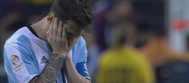 Messi no podrá ayudar a su equipo por 4 partidos. Messi no podrá ayudar a su equipo por 4 partidos.