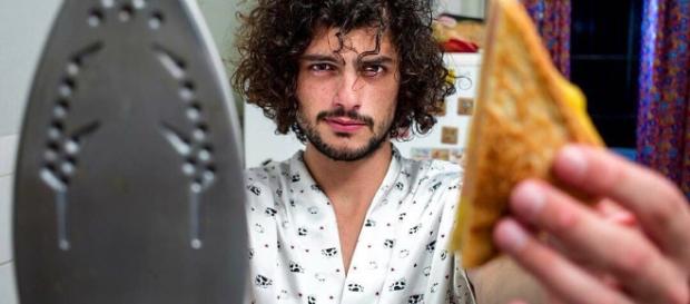 Mohamad tem um canal no Youtube onde ensina receitas de forma bem-humorada. Reprodução/Youtube. Mohamad tem um canal no Youtube onde ensina receitas de forma bem-humorada. Reprodução/Youtube.