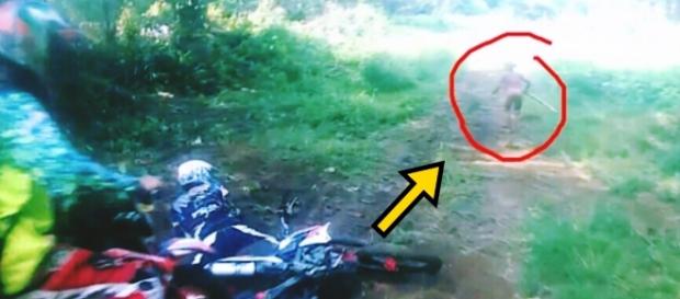 Motoqueiros se deparam com figura que parece ET - Google Motoqueiros se deparam com figura que parece ET - Google