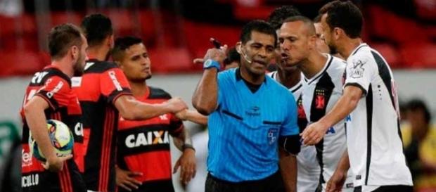 O Árbitro Luis Antonio Silva dos Santos pagou caro por errar feio ao marcar um pênalti erroneamente - Foto: Coluna do Flamengo O Árbitro Luis Antonio Silva dos Santos pagou caro por errar feio ao marcar um pênalti erroneamente - Foto: Coluna do Flamengo