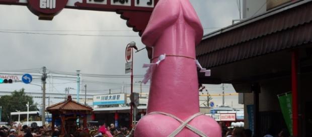 Pênis gigantes são construídos para o festival Pênis gigantes são construídos para o festival
