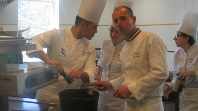 Aux fourneaux pour l'évènement, le grand chef Davy Tissot, adjoint de Paul Bocuse, découvert, voici de nombreuses années, par le "Gault & Millau"