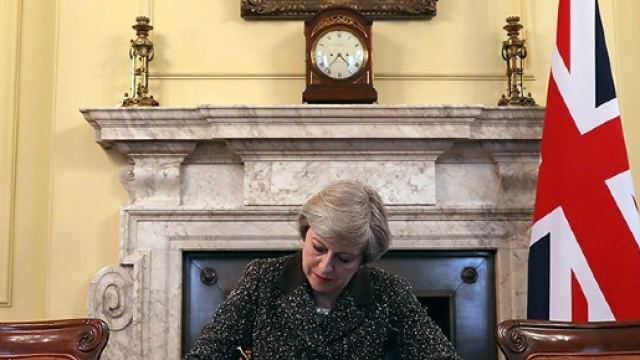 La premier britannica Theresa May firma la richiesta ufficiale di lasciare l'Ue.