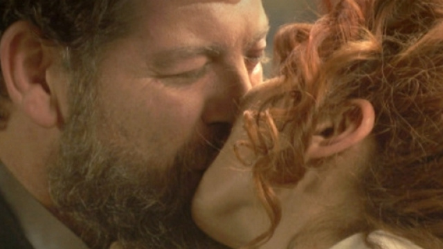 un bacio molto passionale tra Mauricio e Fè