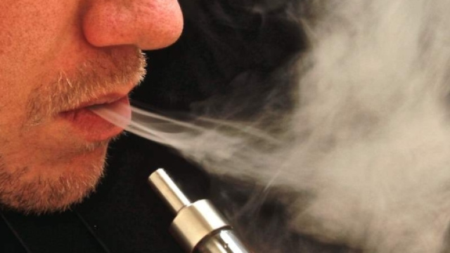 Uomo fuma sigaretta elettronica