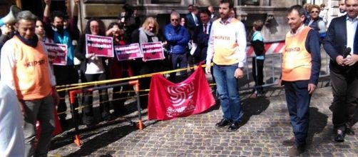 Partita di calcetto sotto al ministero del Lavoro contro le parole di Poletti (foto esclusiva BN)