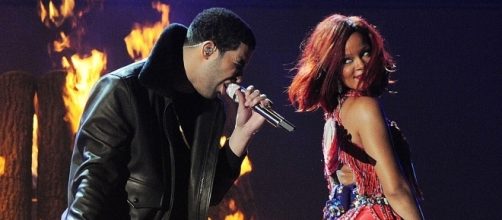 Rihanna e Drake durante un' esibizione