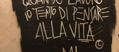una delle frasi di Basquiat su muri del Chiostro del Bramante