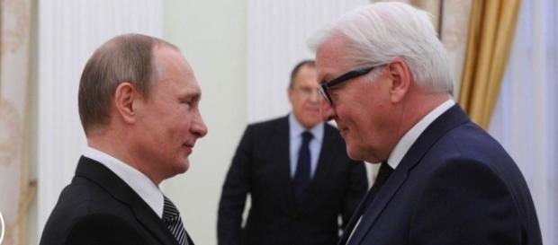 Bundespräsident Steinmeier (re.) setzt ein Zeichen. (Source URG Suisse kremlin.ru) Bundespräsident Steinmeier (re.) setzt ein Zeichen. (Source URG Suisse kremlin.ru)