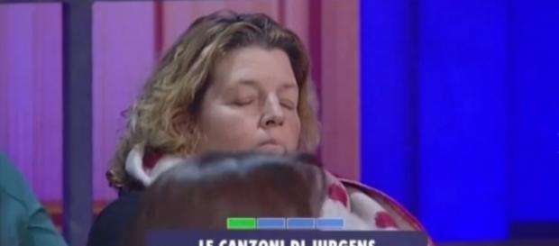 La signora del pubblico mentre dorme tranquillamente La signora del pubblico mentre dorme tranquillamente