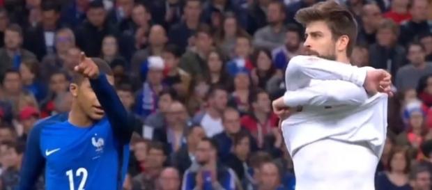 Quand Gérard Piqué demande le maillot de Kylian Mbappé Quand Gérard Piqué demande le maillot de Kylian Mbappé