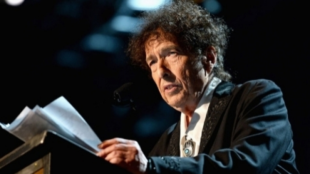 Bob Dylan ritirerà il Premio Nobel: tormentone finito?