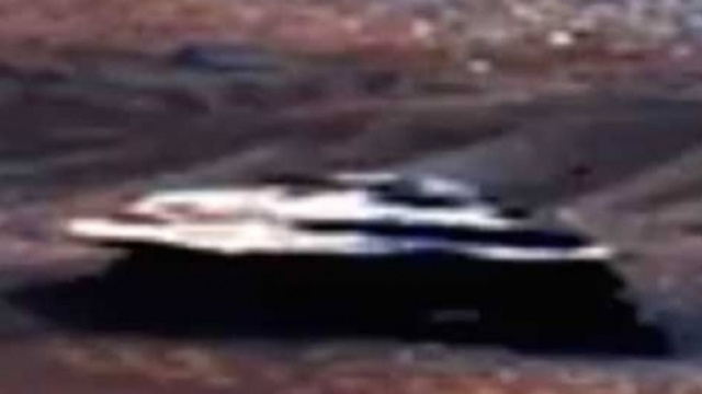 Fig. 1 Oggetto in sospensione dall'apparenza metallica (nasa 2015)