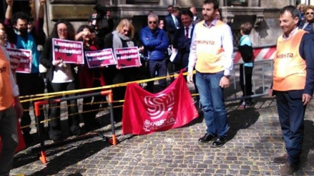 Partita di calcetto sotto al ministero del Lavoro contro le parole di Poletti (foto esclusiva BN)