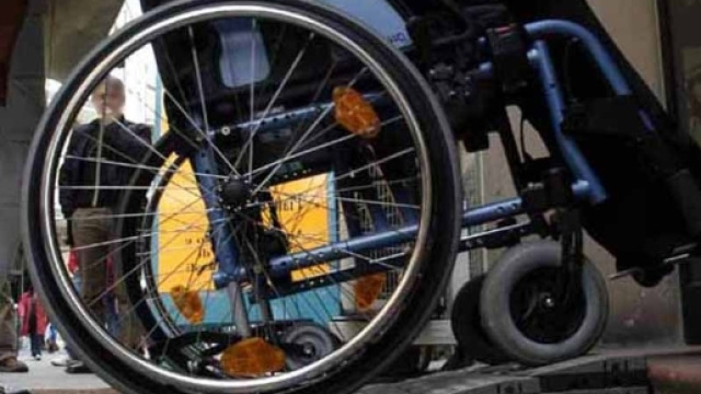 Portatori di handicap: ecco quando si paga il ticket per la sosta su strisce blu.