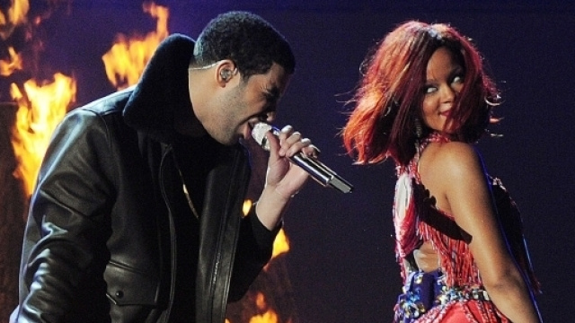 Rihanna e Drake durante un' esibizione