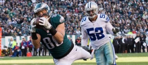 WATCH: Zach Ertz scores TD and Carson Wentz gives the ball to Mike ... - usatoday.com