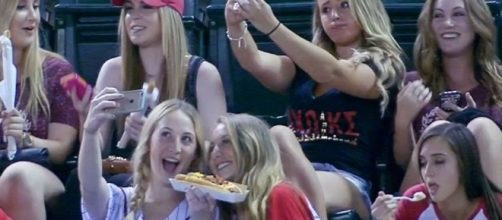 BREAKING: The Selfie Girls at the Arizona Diamondbacks Game are ... - robotbutt.com