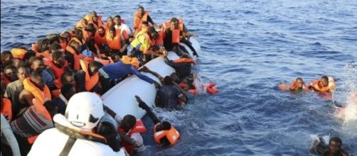 Doppio naufragio in Libia, annegati 249 migranti - La Stampa - lastampa.it
