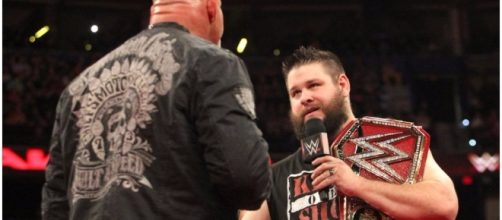 Goldberg and Kevin Owens face off for the Universal title at WWE 'Fastlane' 2017. [Image via Blasting News images library/inquisitr.com]