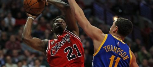 Jimmy Butler helped the Bulls defeat the Warriors in Chicago on Thursday night. [Image via Blasting News image library/inquisitr.com]
