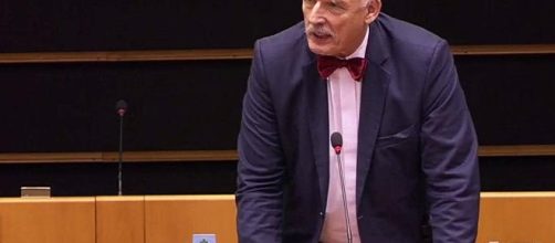 L'eurodeputato polacco Korwin-Mikke a rischio sospensione dopo aver dichiarato in aula che le donne sono esseri inferiori. Foto: Ansa.