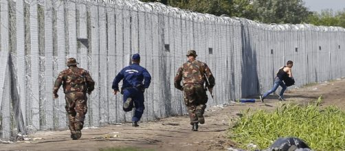 Lavori in corso in funzione antimigranti per costruire secondo muro al confine Ungheria Serbia filo spinato e telecamere. Foto: aljazeera.com