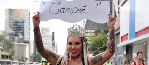 Sabrina Boing Boing desfila sem roupa para pagar promessa de carnaval