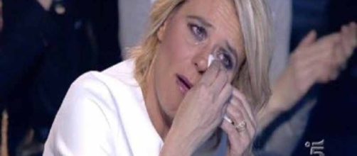 Spettacolo, Maria De Filippi piange in Diretta TV: boom di ascolti - retenews24.it