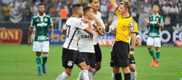 Árbitro erra em clássico e é suspenso Árbitro erra em clássico e é suspenso