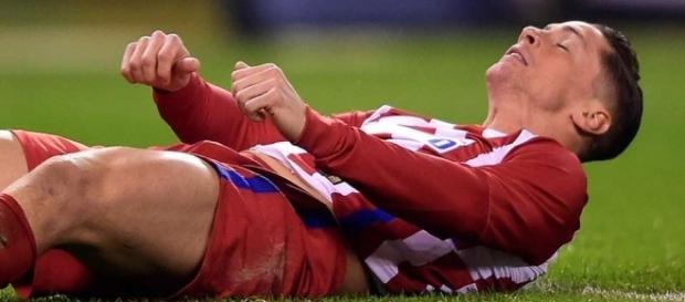 Fernando Torres suffered a head injury against Deportivo La Coruna - givemesport.com Fernando Torres suffered a head injury against Deportivo La Coruna - givemesport.com