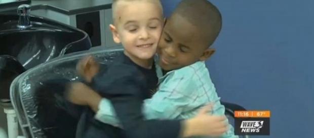 Jax e seu amigo do Reddy após o corte de cabelo de Jax. Reprodução: Wave-TV. Jax e seu amigo do Reddy após o corte de cabelo de Jax. Reprodução: Wave-TV.