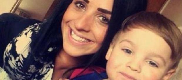 Jovem morre e criança de três anos fica dois dias tentando acordar a mãe morta. Jovem morre e criança de três anos fica dois dias tentando acordar a mãe morta.